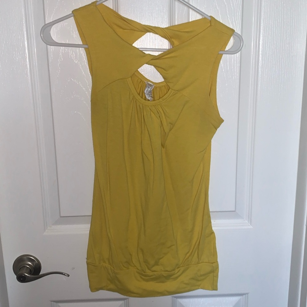 Yellow twist top